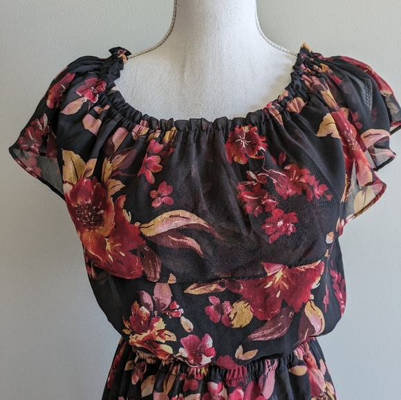 Threads & States maxi dress size small, black background with floral print - Picture 8 of 8